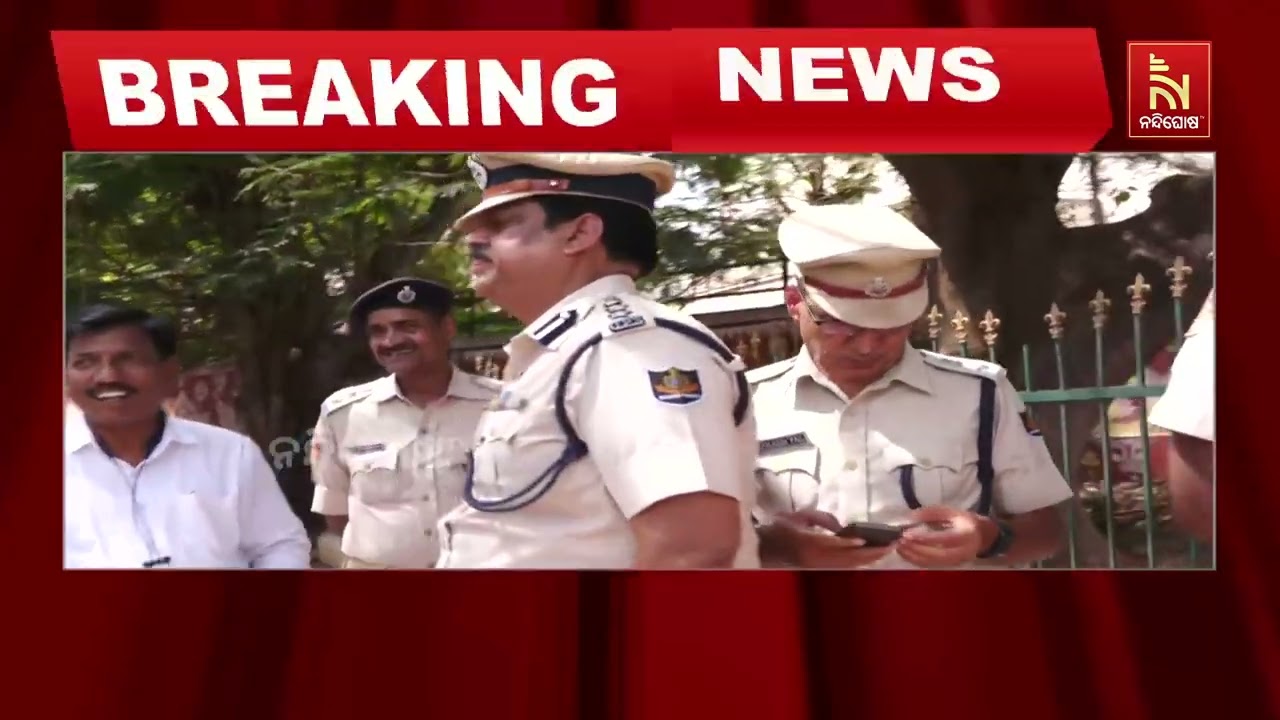 ଟ୍ରାଫିକ ପୋଷ୍ଟରେ ଲାଗିଲା ବୋଲାର୍ଡ଼ ; ରାସ୍ତାର ବାମ ପାର୍ଶ୍