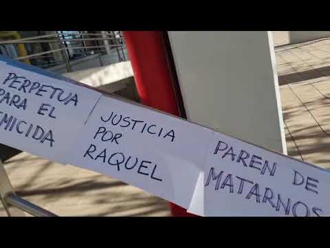 Agrupaciones feministas empapelaron tribunales por el femicidio de Monte Nievas