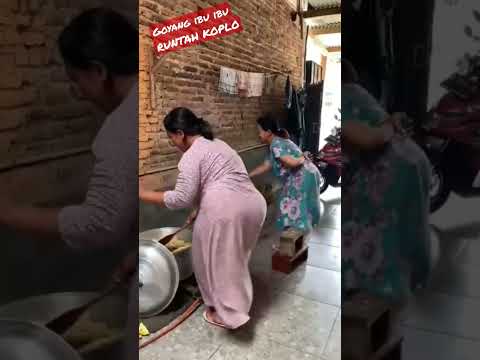 ibu jaman now Jago goyang juga jago masak #short #viral #runtah