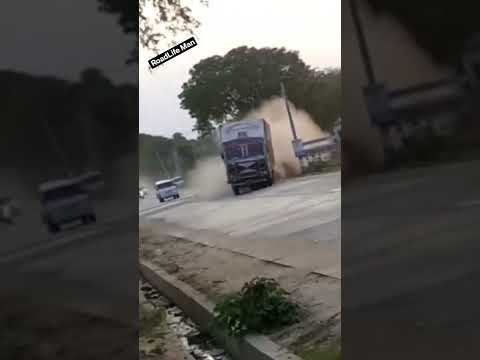 ये ट्रक एक्सीडेंट करके आ रहा है पुलिस से बचते हुए 🚚🚚 #shorts #viral