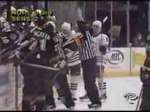 Travis Moen vs Danny Bois