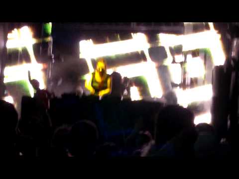 Sydney Blu Live Playing Sydney Blu - Give It Up For Me (Sofi Needs A Ladder Mashup)