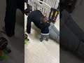 父の筋トレの補助する1歳児