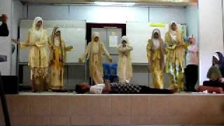 preview picture of video 'Traditional Dance From Sekolah Menengah Kebangsaan Khir Johari or SMKKJ (Ulik Mayang).AVI'