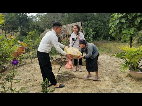 The homeless girl and the old woman thanked Mr. Khang for his New Year's gift.