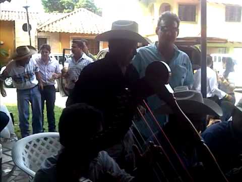 Jorge Guerrero  . vitico castillo y William Sentella tocando y cantando