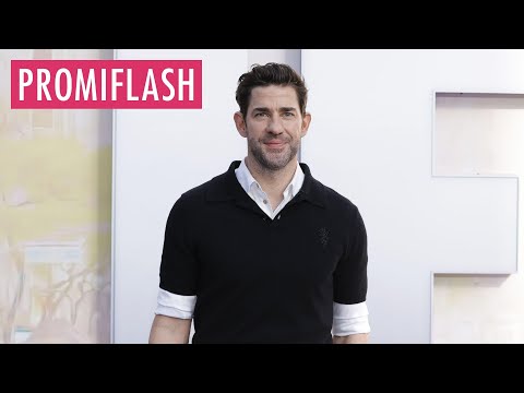Video Thumbnail: So sieht John Krasinski seine Beziehung zu Emily Blunt