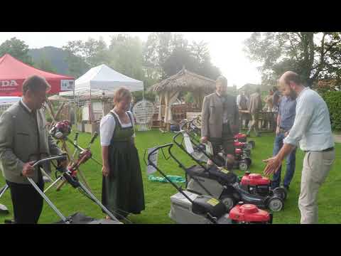 Schliersees Bürgermeister Franz Schnitzenbaumer testet Rasenmäher