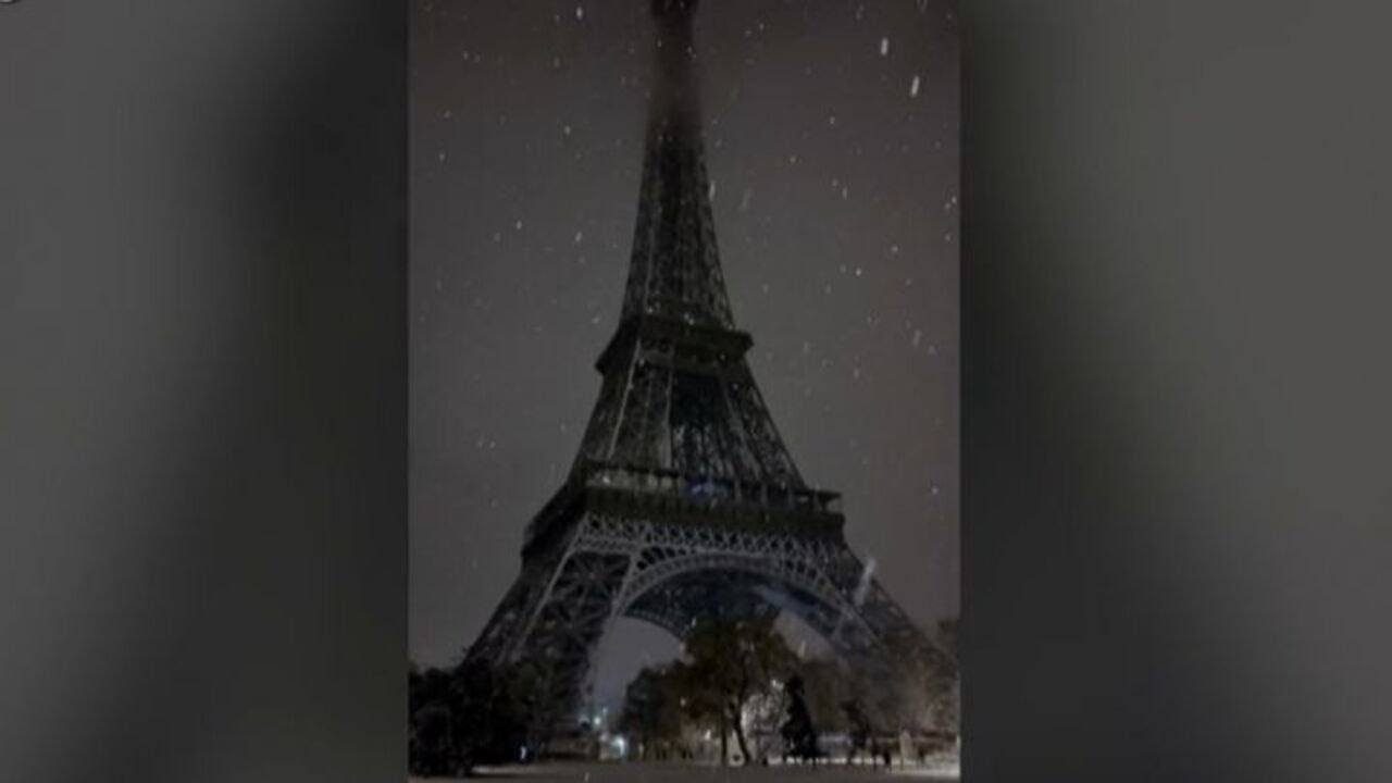 Il sabato sera sotto la neve esalta la magia di Parigi