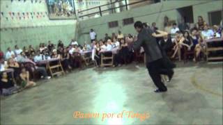 PAO SANZ y FACUNDO DE LA CRUZ bailando la milonga CACAREANDO en la MILONGA DEL MORAN
