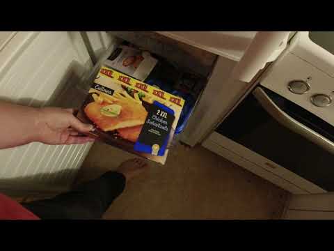 MongoTV_5717 - Del 6 - VASKER TØJ I BADEKAR - OPVRIDNING - OPHÆNGNING - SØNDAG AFTEN