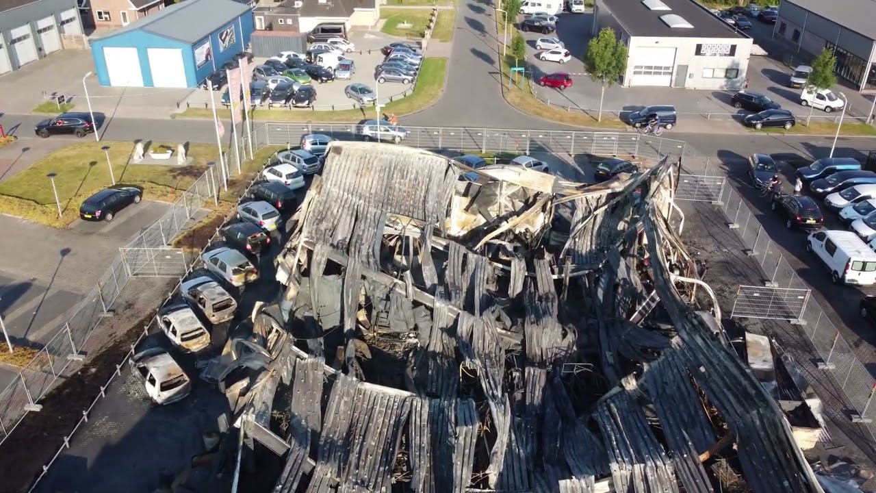 Video: Schade grote brand Automaterialen De Skieding bij daglicht goed te zien