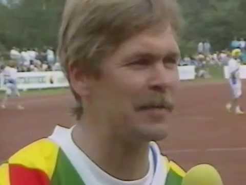 Kari Kuusiniemi, toimittajien ja tuomareiden haastateltavana,  pesäpallo movie