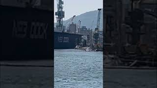 潜水艦を発見！(奥:おやしお型潜水艦・手前:そりゅう型潜水艦) #神戸#神戸ベイクルーズ#海上自衛隊#潜水艦#おやしお型潜水艦#そうりゅう型潜水艦