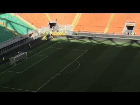 I bimbi di Marco Storari giocano sul prato di San Siro: i calci di rigore!