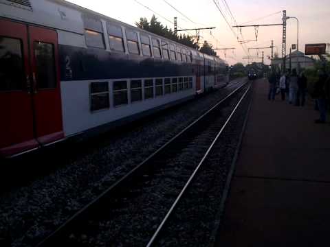 RER D Z20500 entre en gare à Ris Orangis
