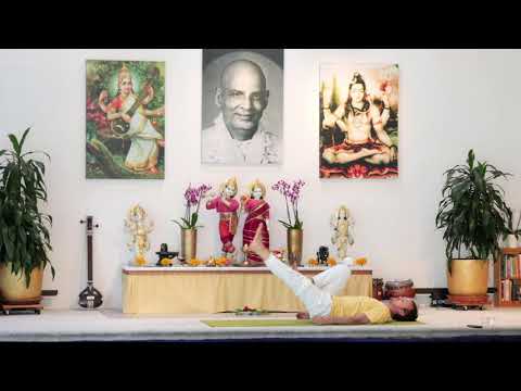 "Rückenyoga" mit Adrian - Yoga Vidya Ashram Bad Meinberg - Live 16:15 Uhr 11.09.2021