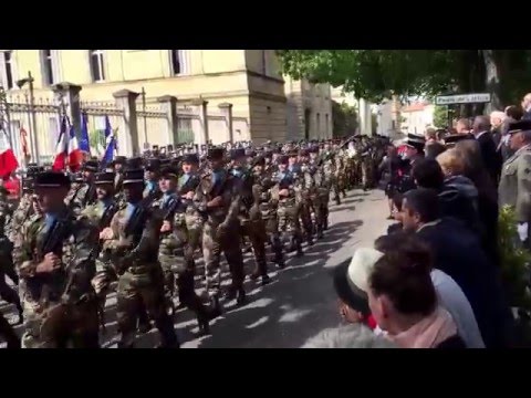 Défilé le 48ème Régiment des Transmissions d'Agen - le 8 Mai 2016 - Chant Walisien "Te Setima"