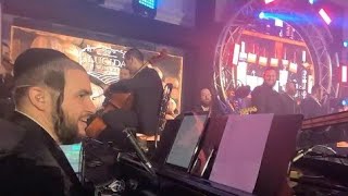 מנדי הרשקוביץ' ולהקה עם תגובה מוזיקלית יצירתית, כשאזעקת האש נדלקת באירוע גדול