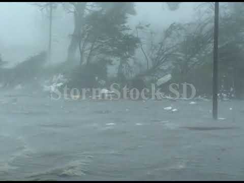 Hurricane Katrina Footage - Record storm surge rising
