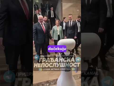 Au, kakav udar na Vučića iz Crne Gore! Zar da oni pre njega robotima dočekuju strane goste. #shorts