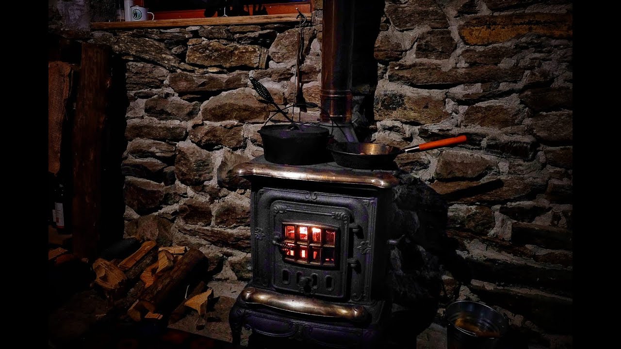 Baita in autunno, cucina su stufa a legna, stufato d'asino. ASMR