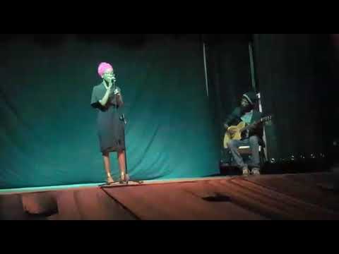 Áurea Cadete canta "Lounge"