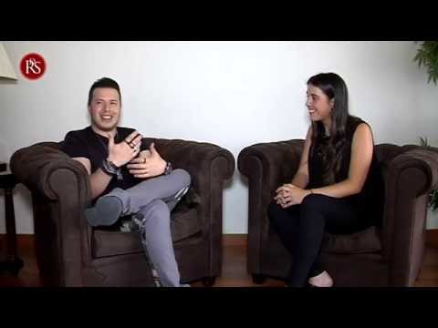 El cantante colombiano Mauricio Rivera anima este programa con su música