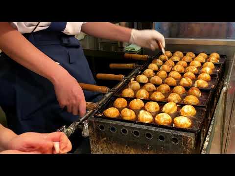 La brillante técnica de retorno del chef de takoyaki en la famosa comida callejera japonesa Takoyaki de Nanba Takoyaki en Nanba | 摊