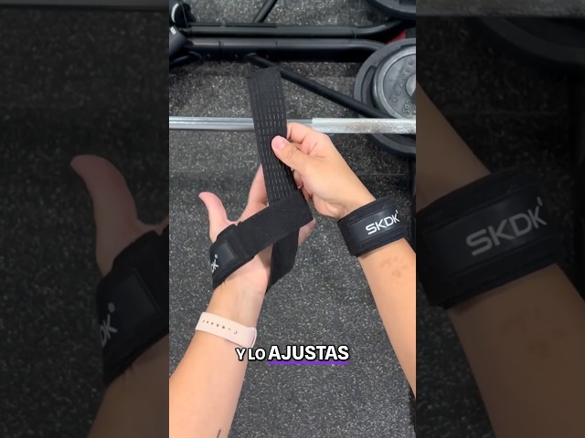 Vídeo relacionado con Puños de gimnasio de diseño avanzado con correa de muñeca ajustable y 5 trabillas elásticas para los dedos para dominadas y levantamiento de pesas con neopreno y poliéster