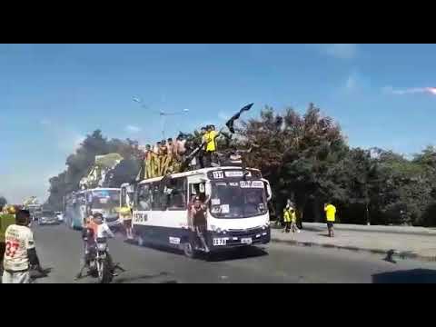 "CARAVANA DE BUSES DE LA SUR OSCURA LLEGANDO AL MONUMENTAL" Barra: Sur Oscura • Club: Barcelona Sporting Club