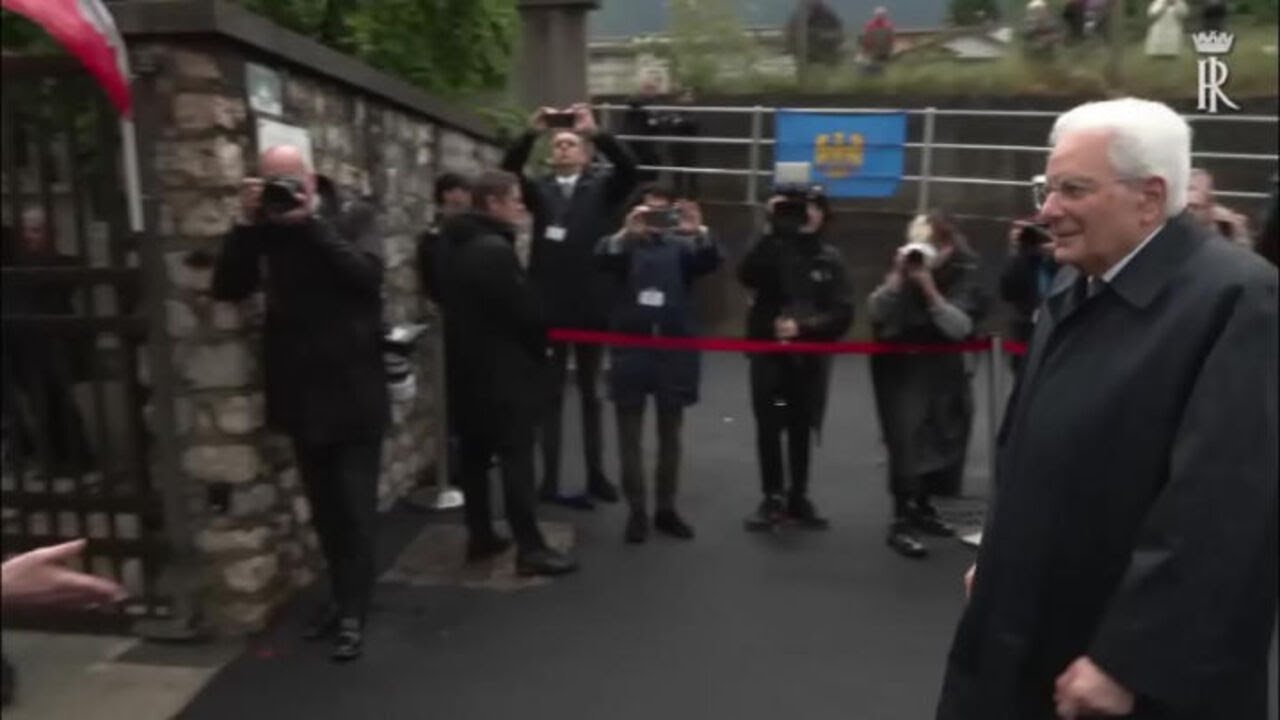 Mattarella depone una corona a Gemona in memoria delle vittime del terremoto in Friuli