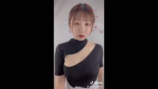 あざとい切れ込みニットでおっぱいぷるぷるダンス