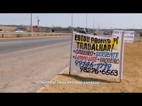GR - Homem faz faixa pedindo emprego - 17-08-2016