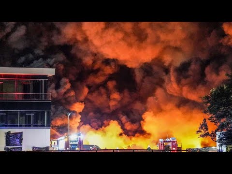 Millionenschaden: Brand auf Gelände von Gammertinger Reifengroßhändler - Gammertinger Fire erupts -