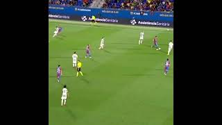 Adeptos aplaudem e gritam nome de Messi ao minuto 10 do Barcelona-Juventus