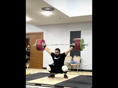 Akbar Djuraev (110) 195 kg snatch