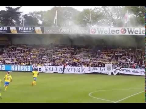 Lokeren-fans zingen voor Gregory Mertens