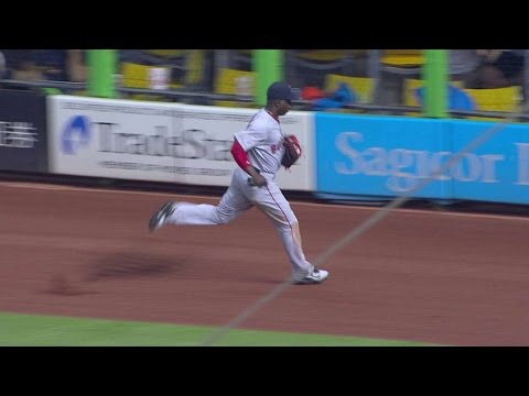BOS@MIA: Castillo tracks down liner in right
