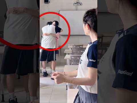 La chica encontró a un chico que la amaba tanto como ella deseaba.#shorts