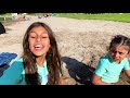 Сестричките Дима и Сали на плажа се учат да си помагат