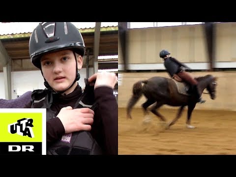 , title : 'Cecilies hest stikker af - Første gang til ridestævne l Ultra'