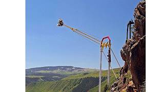 Riesenschaukel bietet atemberaubende Fahrt über den Schweizer Alpen