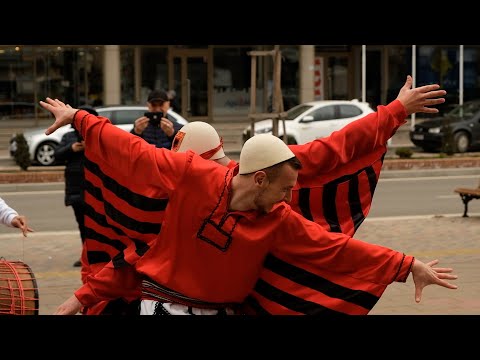 Ansambli "Ardhmëria" defilon në rrugët e qytetit