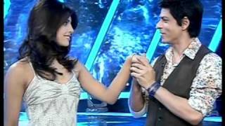 Shah Rukh Khan proposes to Priyanka Chopra in Don style