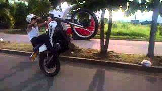 preview picture of video 'Anderson Baez en DT 125 Yopal casanare stunt 2'