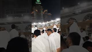 Download lagu Para Jemaah Umroh berdoa di depan Kabah mp3