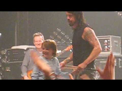Dave Grohl saves kid at a concert