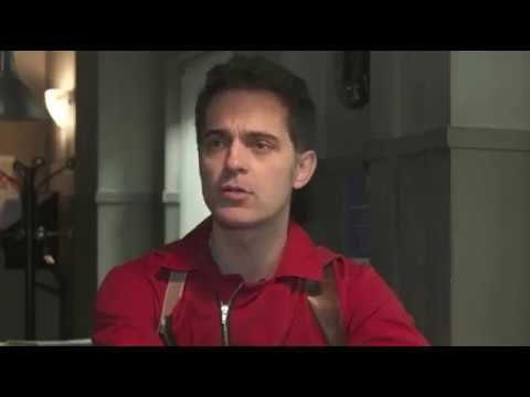 Pedro Alonso (Berlín) elogiando a Paco Tous (Moscú) y Roberto García (Oslo) - La Casa De Papel