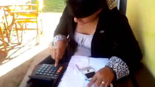preview picture of video 'Rosita tratando de usar la calculadora'